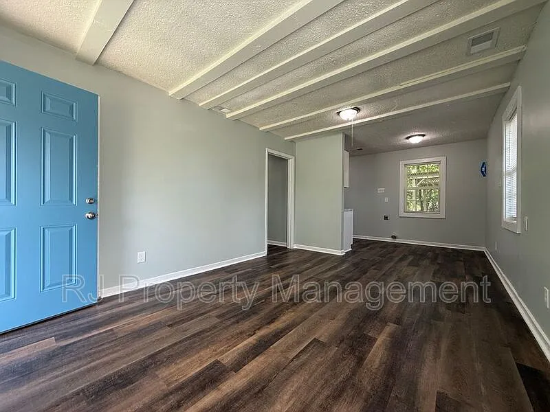 3 bed, 1.0 bath, 888 sqft, $1,095 — Photo 2