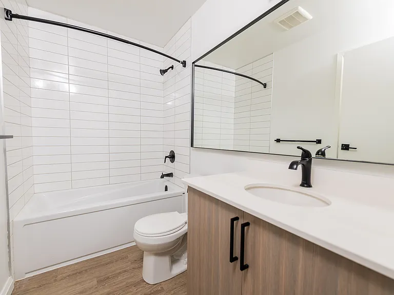 528 Lancaster St W — Photo 12