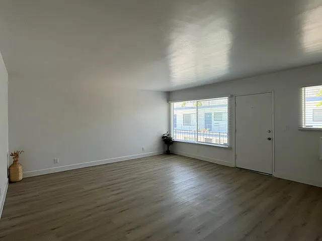 5548 Yarmouth Ave #7 — Photo 4