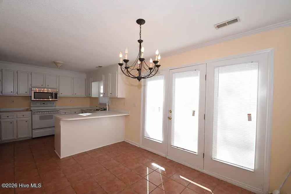 3 bed, 2.5 bath, $1,100 — Photo 4
