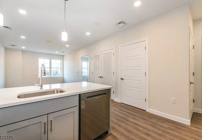 515 Union Blvd #28 — Photo 6