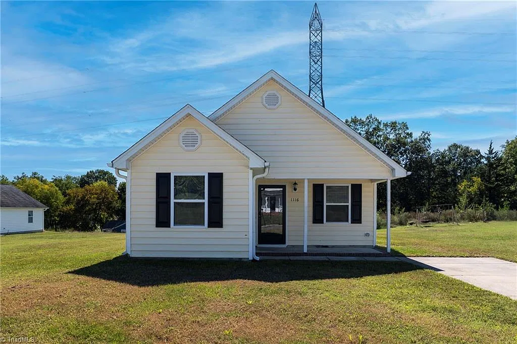 4 bed, 2.0 bath, 1116 sqft, $1,400 — Photo 2