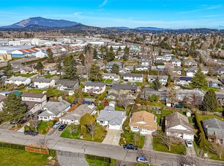 2130 Jahn Pl, Sidney, BC V8L 5B9