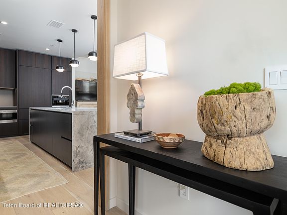 4th image of 185 N Glenwood St #12