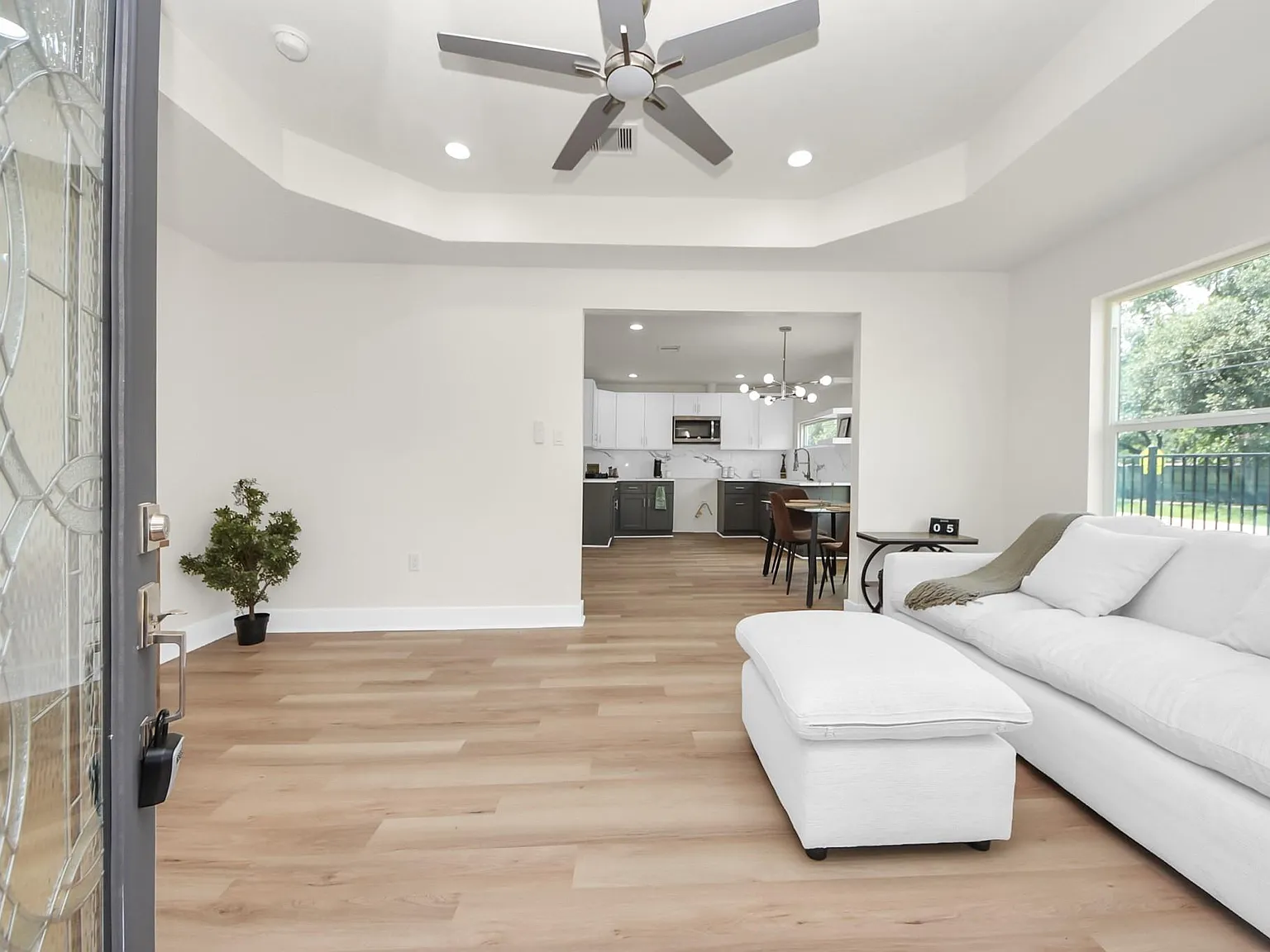 3 bed, 2.0 bath, 1235 sqft, $2,000 — Photo 4