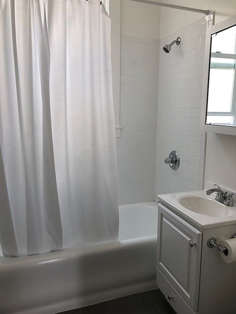 2nd image of 2410 Chestnut St #18