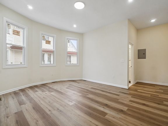 4th image of 106 S Clinton St Floor 1