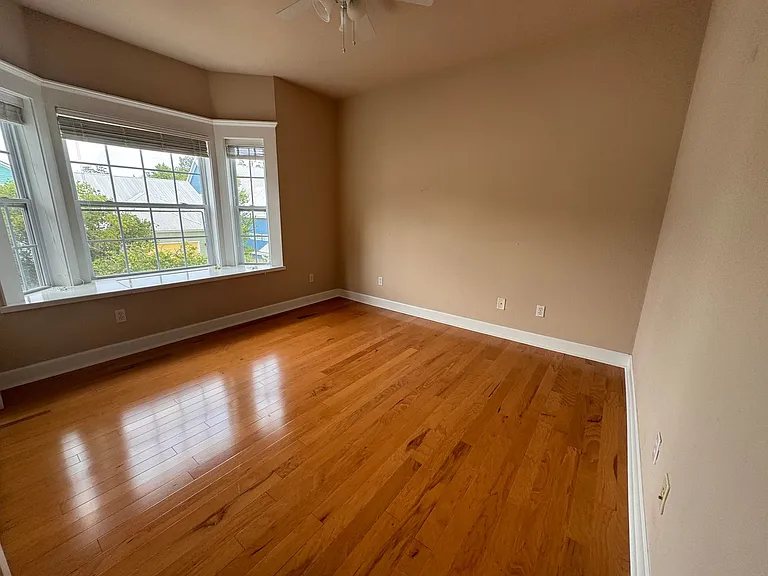 5020 NW 10th Pl — Photo 9