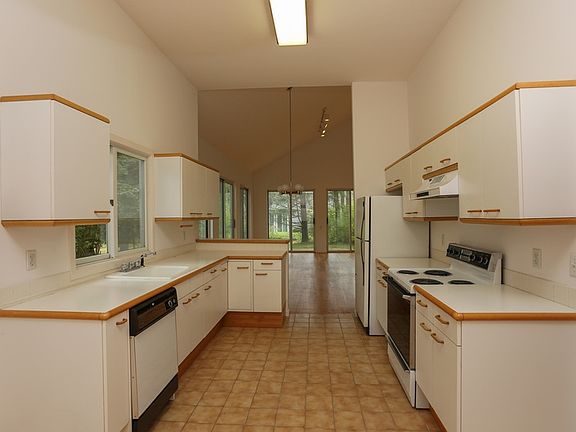 4th image of 8 Huckleberry Ln