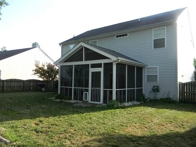 1004 Holly Meadow Dr — Photo 2