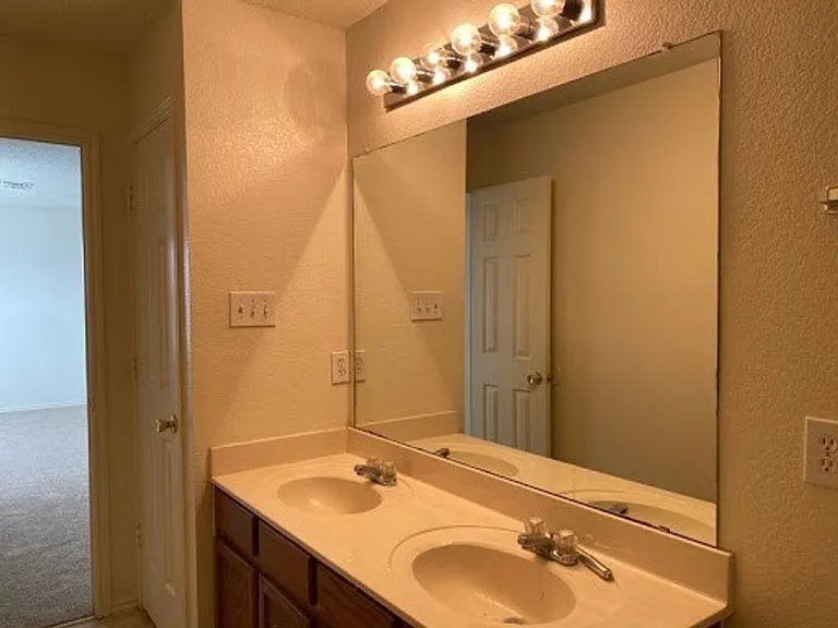 1101 Mustang Ridge Dr — Photo 27