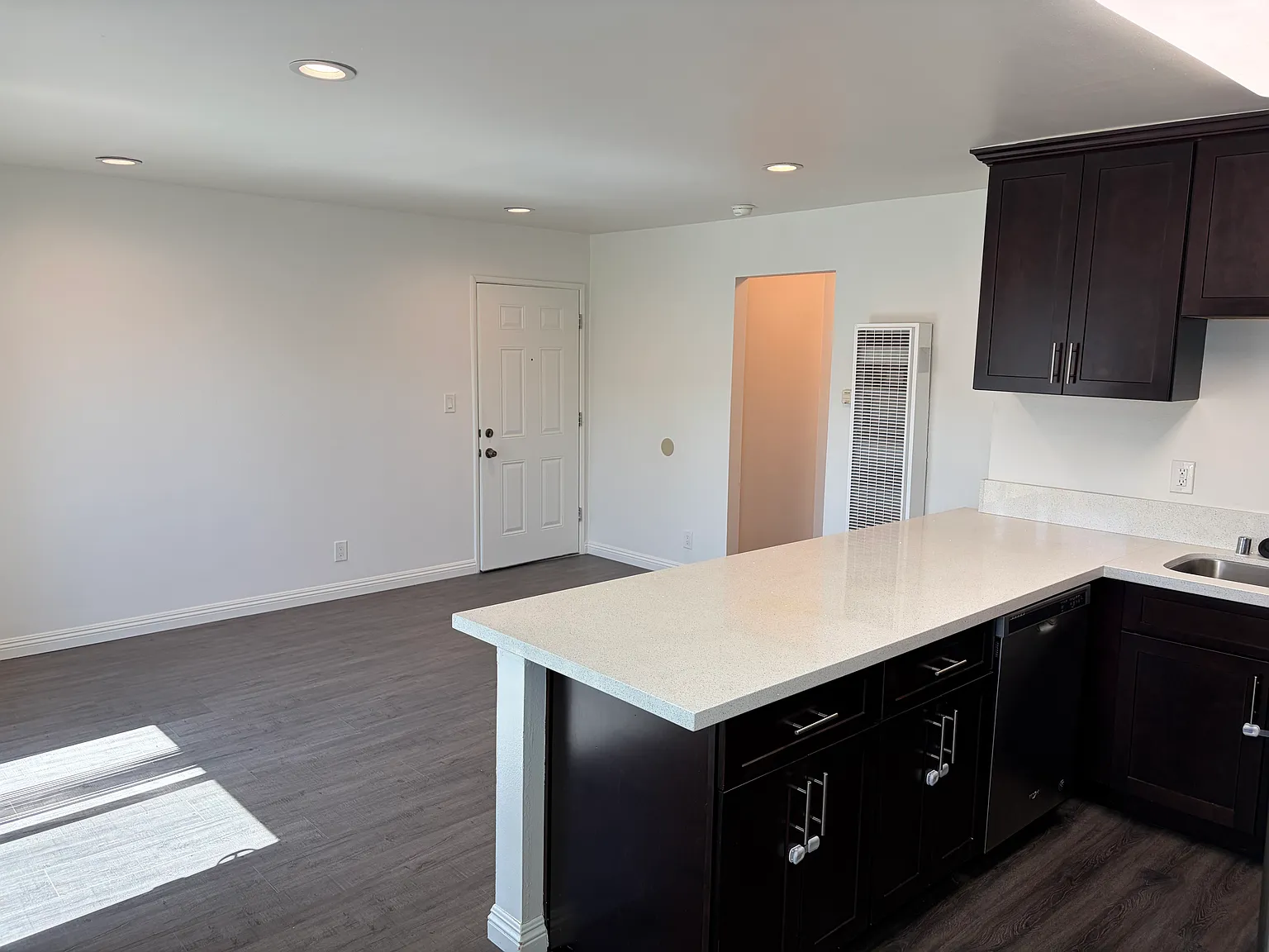 2 bed, 925 sqft, $2,745 — Photo 2
