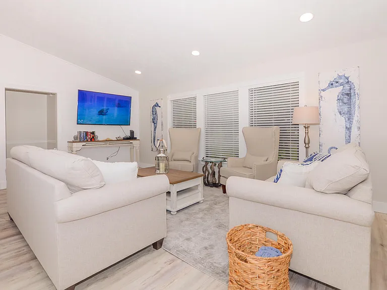 2411 NE Pinecrest Lakes Blvd — Photo 5