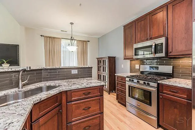 1029 Enfield Dr — Photo 4