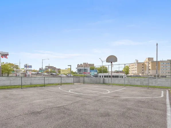 61-20 Grand Cent Parkway image 8 of 9