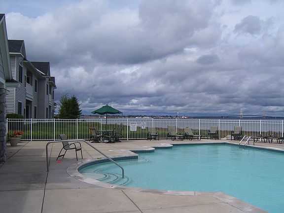 50 footsteps to the pool