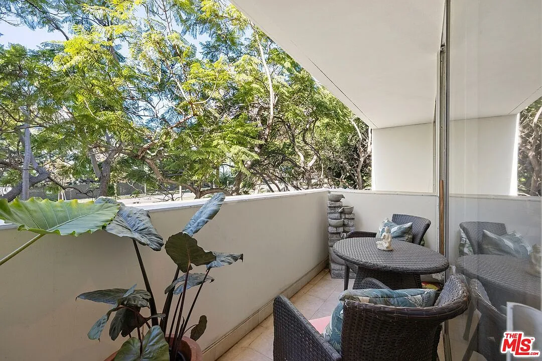 1 bed, 1.0 bath, 827 sqft, $6,200 — Photo 2