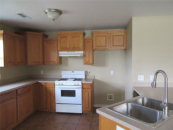 3rd image of 803 Amanda Dr