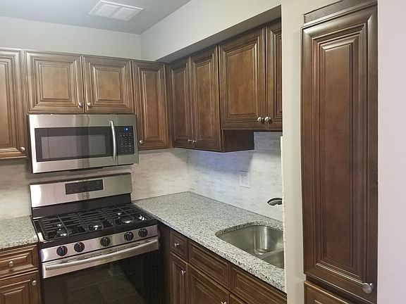 4th image of 9S070 Lake Dr APT 103