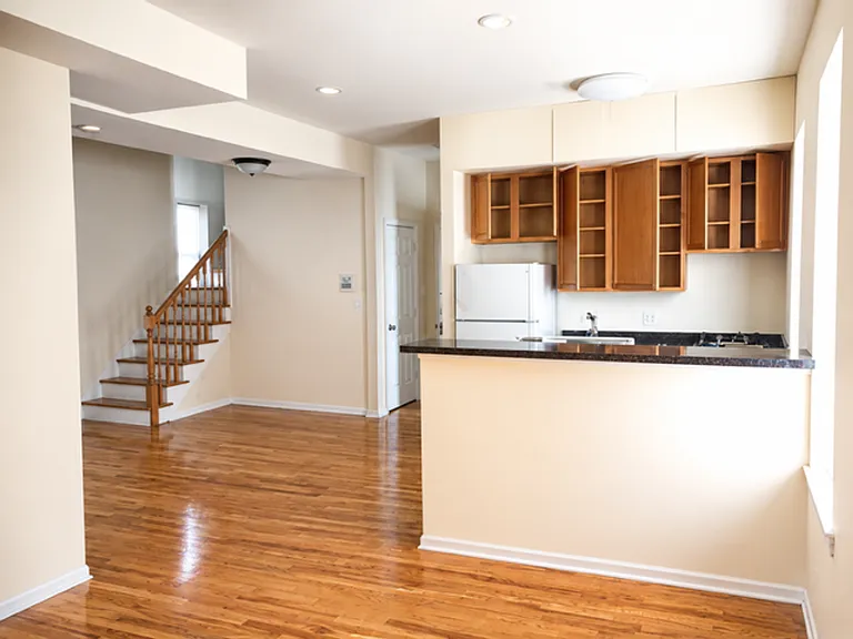2332 W Charleston St — Photo 1