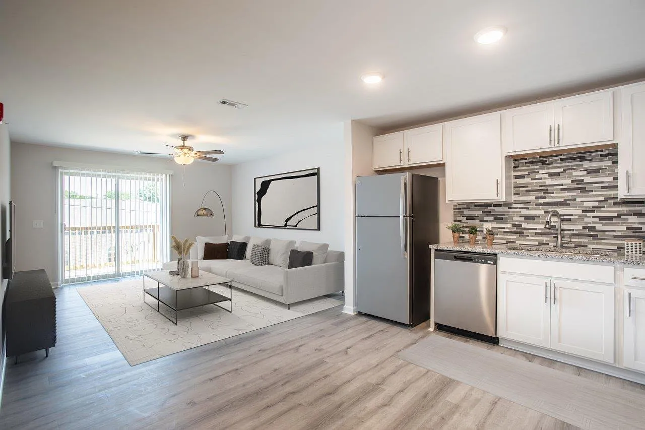Hickory Creek Apartment and Townhomes — Photo 2