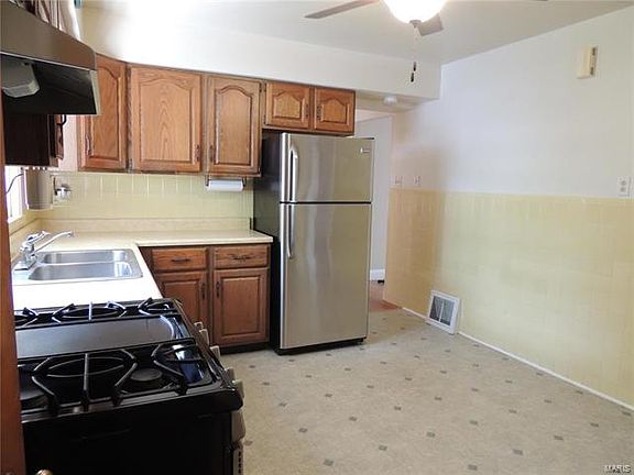4th image of 9218 Macon Ave