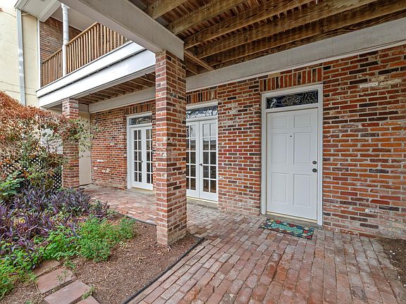 Lovely courtyard to welcome visitors.