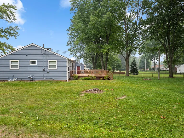 336 Maplewood Dr — Photo 3