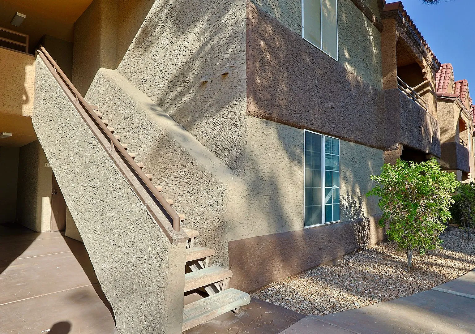 Fantastic Guard-Gated Condo Ready for Move In! — Photo 2