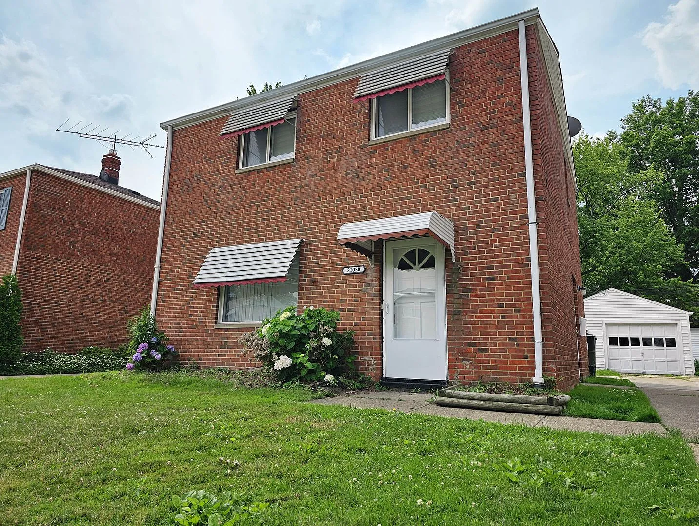 3 Beds and 1 Bath All Brick house available for rent! — Photo 1