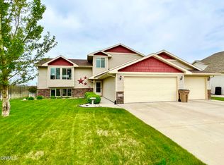 2712 Heritage Dr, Minot, ND 58703