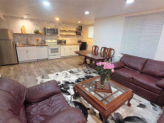 2nd image of 1525 S Holly Street #104