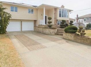 25 Ensign Dr, Massapequa, NY 11758