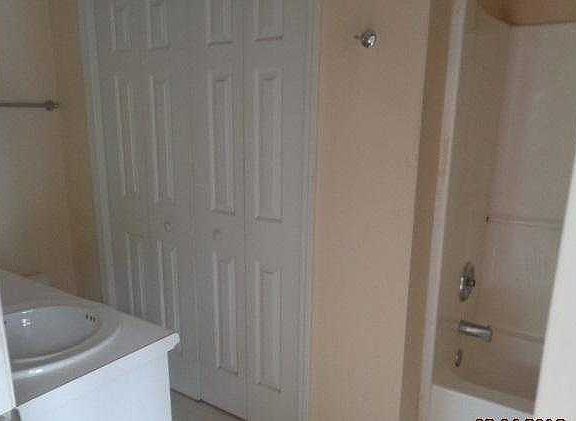 Unit B Priv bath in second BR