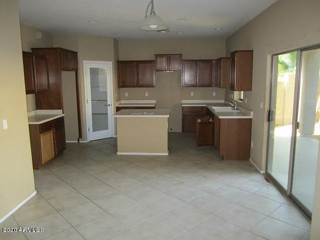 3 bed, 2.5 bath, 2111 sqft, $2,250 — Photo 4