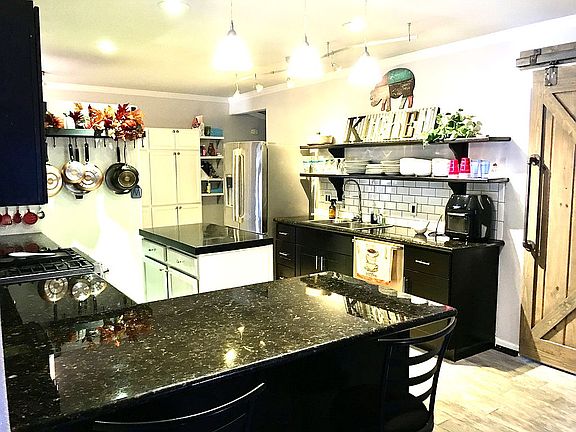 2nd image of 105 W Lakeside Dr