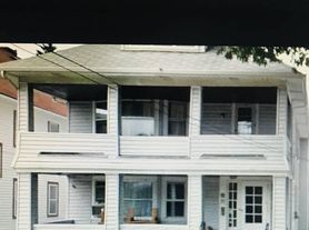 1278 Cook Ave, Lakewood, OH