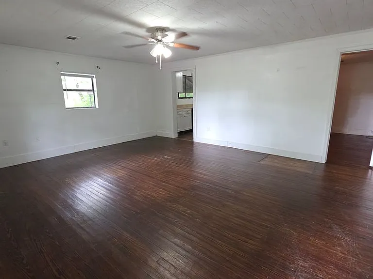 808 NW 1st St — Photo 3