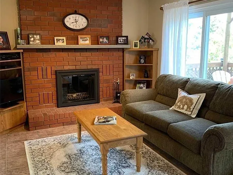 76 Mayfair Dr — Photo 5