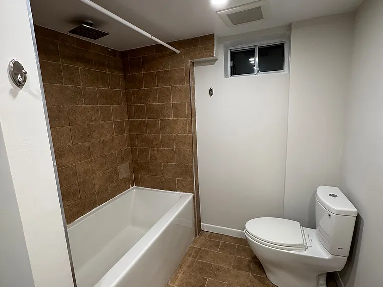 244 King Edward Ave — Photo 10
