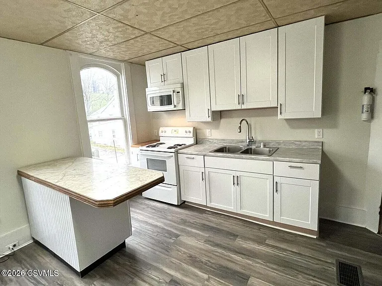 203 W Market St — Photo 2