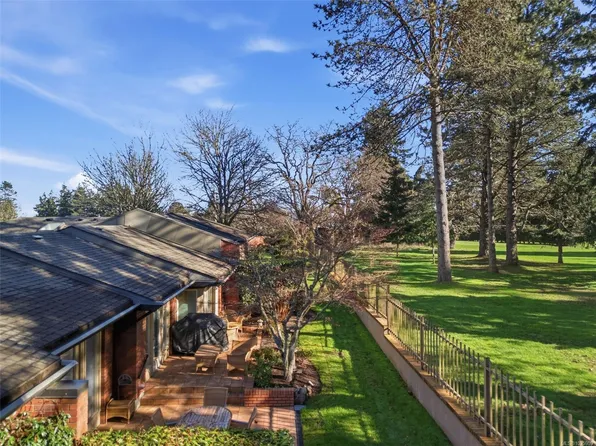 2345 Cedar Hill Cross Rd #102, Oak Bay, BC V8P 5M8