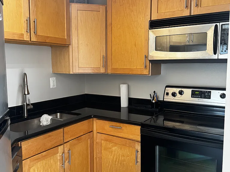 300 Riverfront Dr #11G — Photo 2
