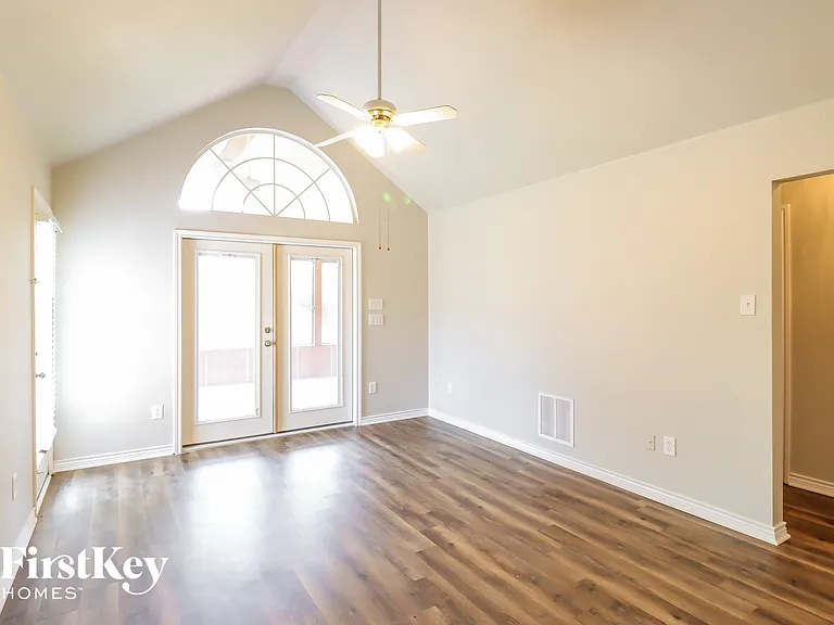2204 Reedway Ct — Photo 5