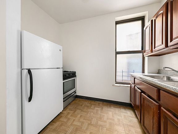 3rd image of 151 W 106th St APT 4A