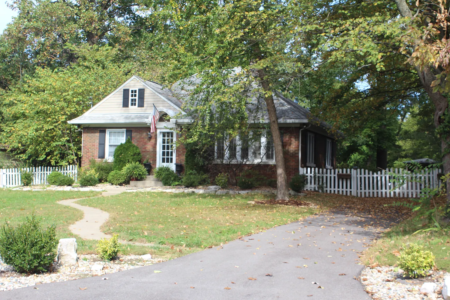 302 Julia Pl photo 1