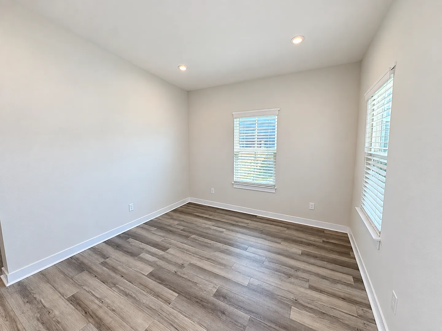 Stylish Living in Riverstone — Photo 2