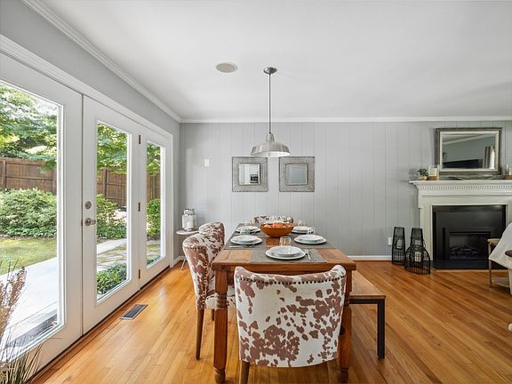 Dining Room (Seats 6)