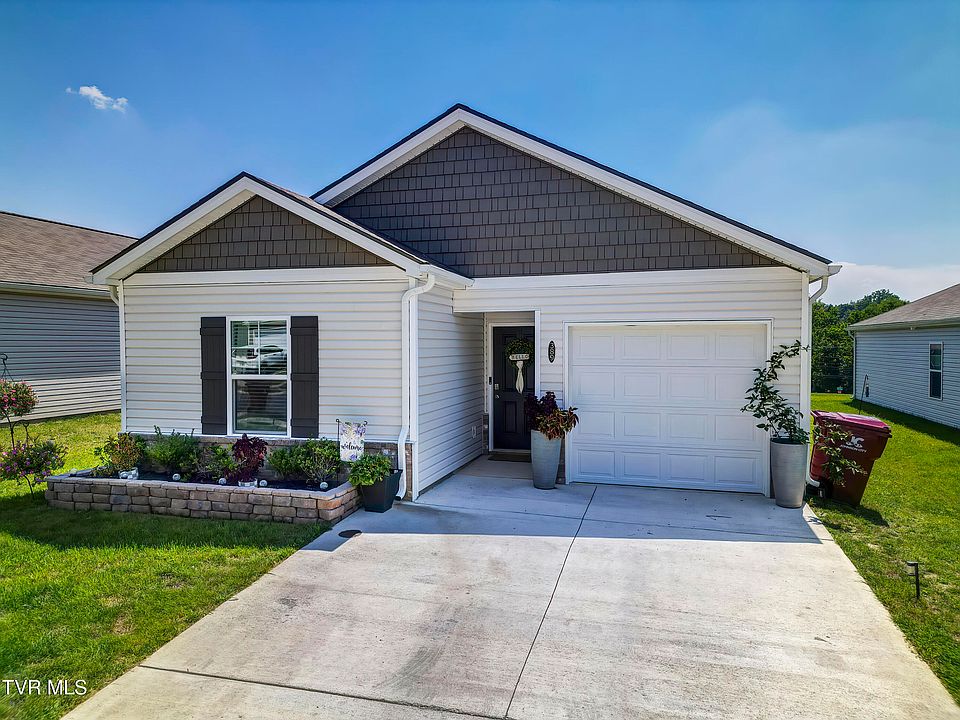 1st image of 389 Arrowhead Dr