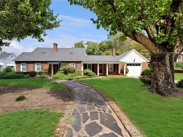 614 W 8th St, Newton, NC 28658